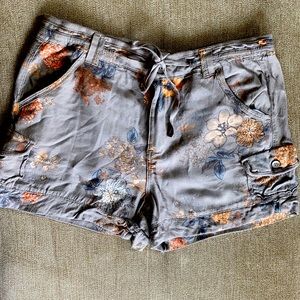 Floral printed shorts, drawstring button tie.
